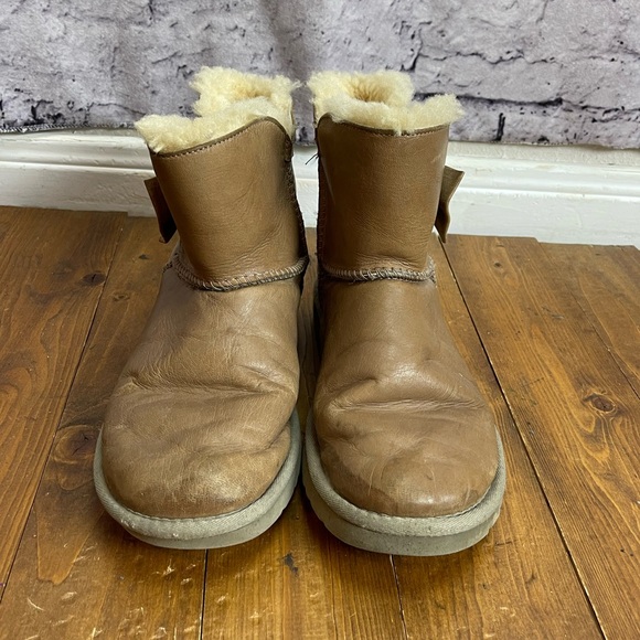 Ugg Bailey Bow tan boots Womens size 7 - Picture 2 of 9
